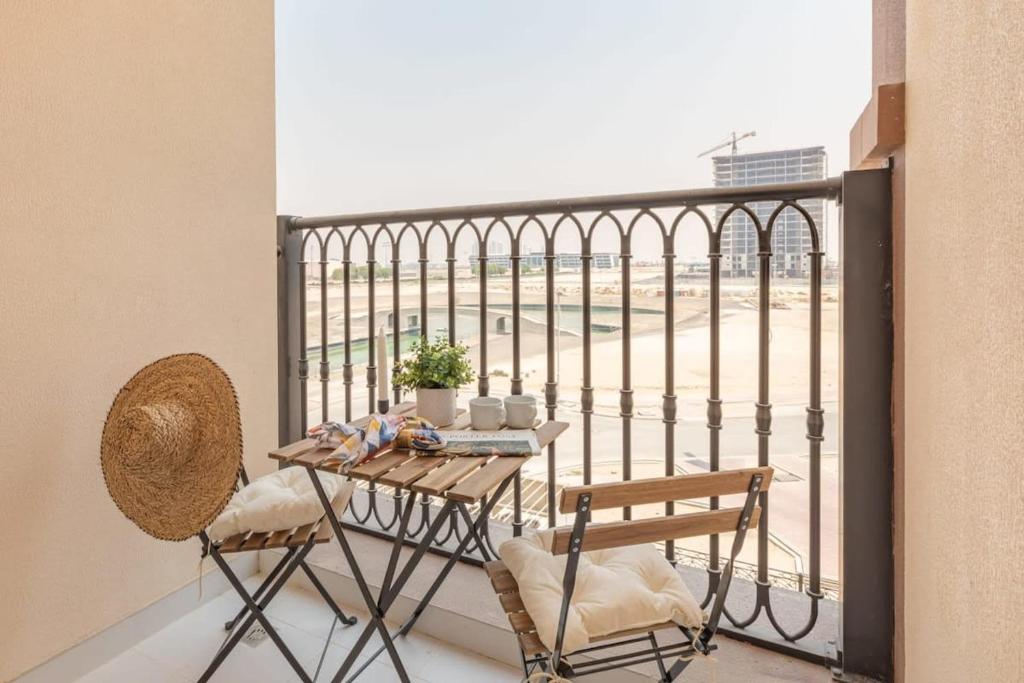 una mesa y sillas en un balcón con vistas en Frank Porter - Canal Residence en Dubái