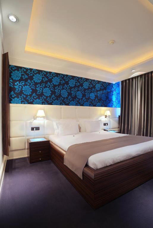 Postel nebo postele na pokoji v ubytování Garni Hotel Crystal