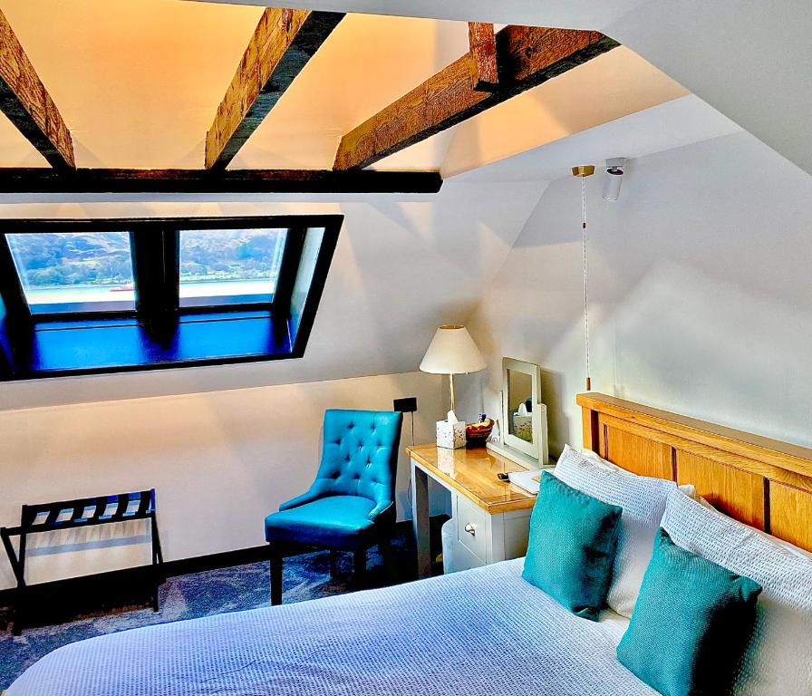 um quarto com uma cama, uma secretária e uma cadeira em Ardlinnhe Bed & Breakfast em Fort William