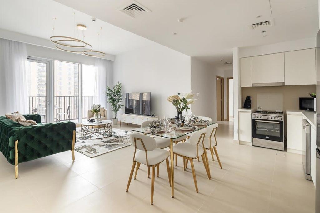 uma cozinha e sala de estar com mesa e cadeiras em Frank Porter - Creek Horizon Tower 2 em Dubai
