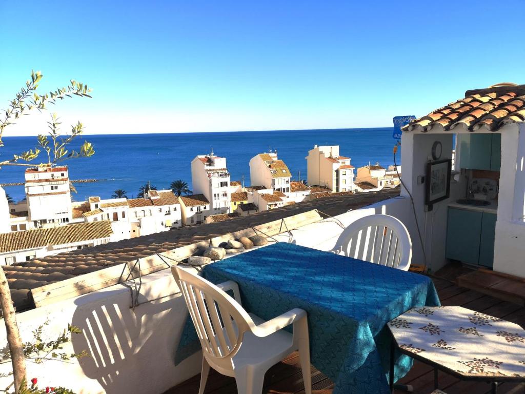 d'une table et de chaises sur un balcon avec vue sur l'océan. dans l'établissement La Casa del Artista, à Altea