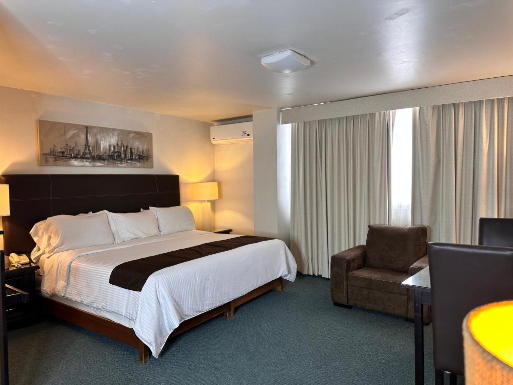 une chambre d'hôtel avec un lit et une chaise dans l'établissement Hotel del Fresno, à Fresnillo de González Echeverría