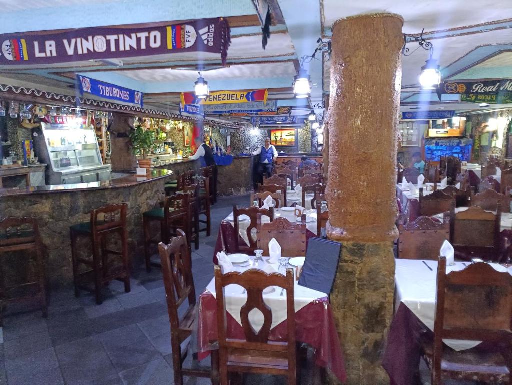 Macuto的住宿－Hotel El Ceibo，餐厅内带桌椅的用餐室