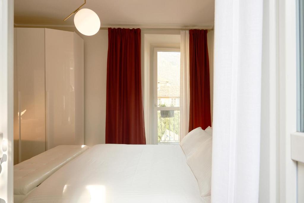 A bed or beds in a room at 23 Lake Sweet Home