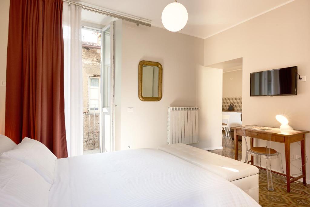 A bed or beds in a room at 23 Lake Sweet Home