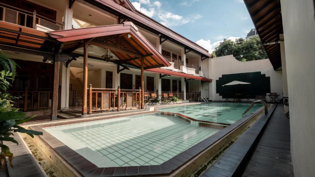 uma piscina no pátio de uma casa em HOTEL SAPTA GRIA em Jetis