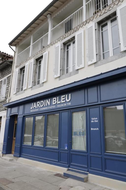 un magasin jordan bilzu sur le côté d'un bâtiment dans l'établissement Jardin Bleu - Chambres d'hôtes, à Saint-Girons