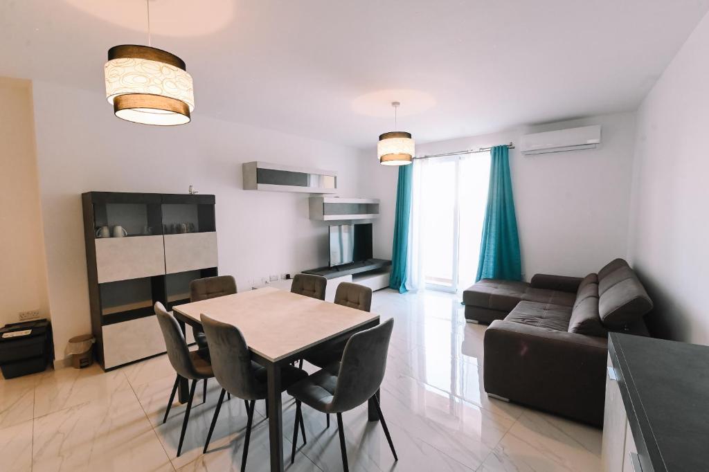 sala de estar con mesa y sofá en Spacious 3 bedroom in Sliema!, en Sliema