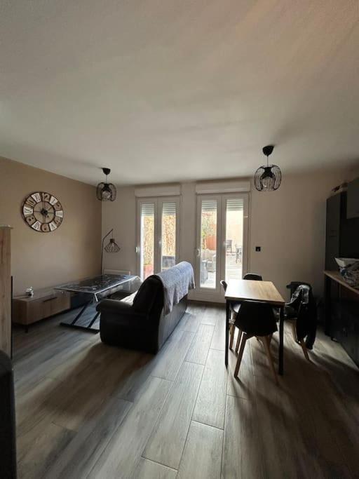 un salon avec un canapé et une table dans l'établissement Location appartement estivale, à Montagnac