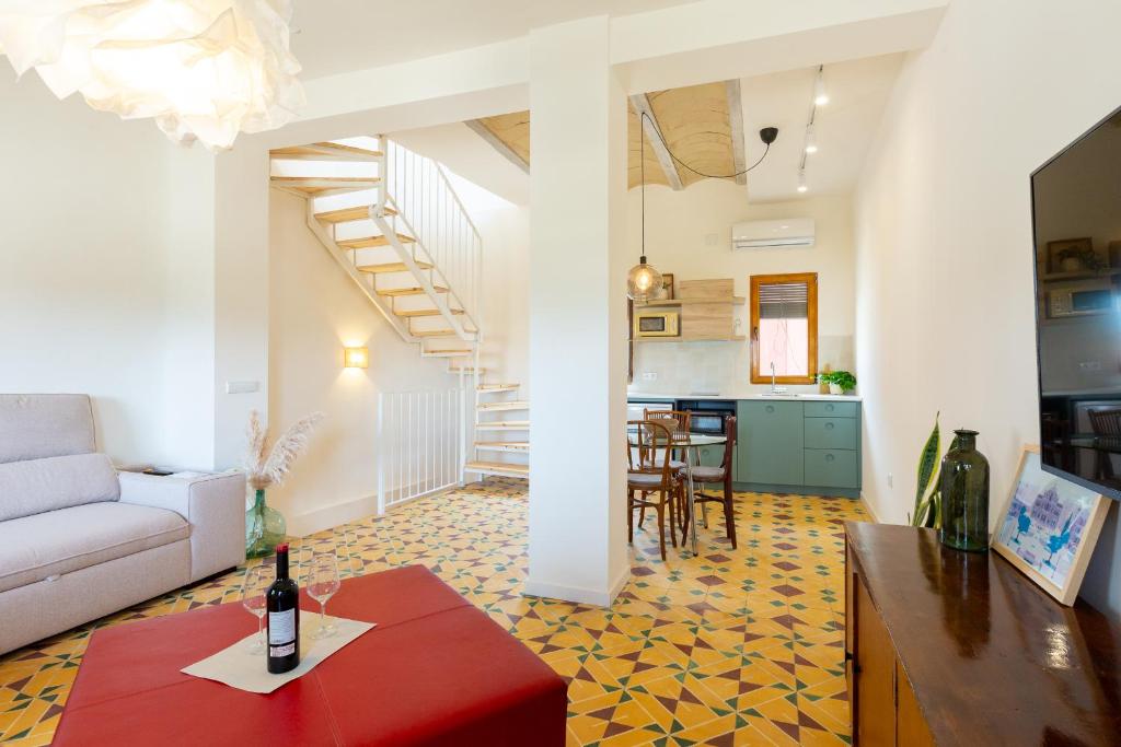a living room with a couch and a table at La Casita del Malecón in Murcia