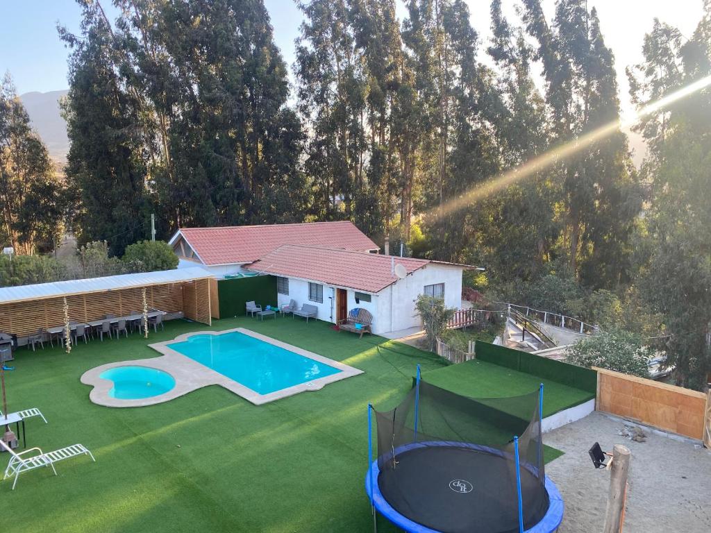 una vista aérea de un patio trasero con una piscina y una casa en Casona Quilacan en 