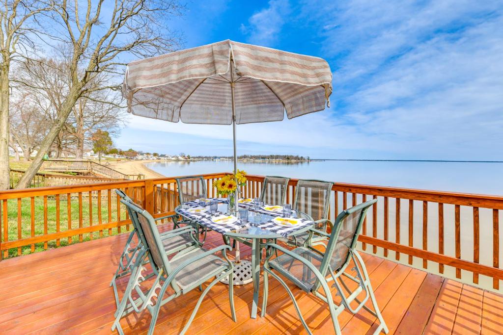 En balkong eller terrasse på Riverfront Colonial Beach Home with Private Beach!