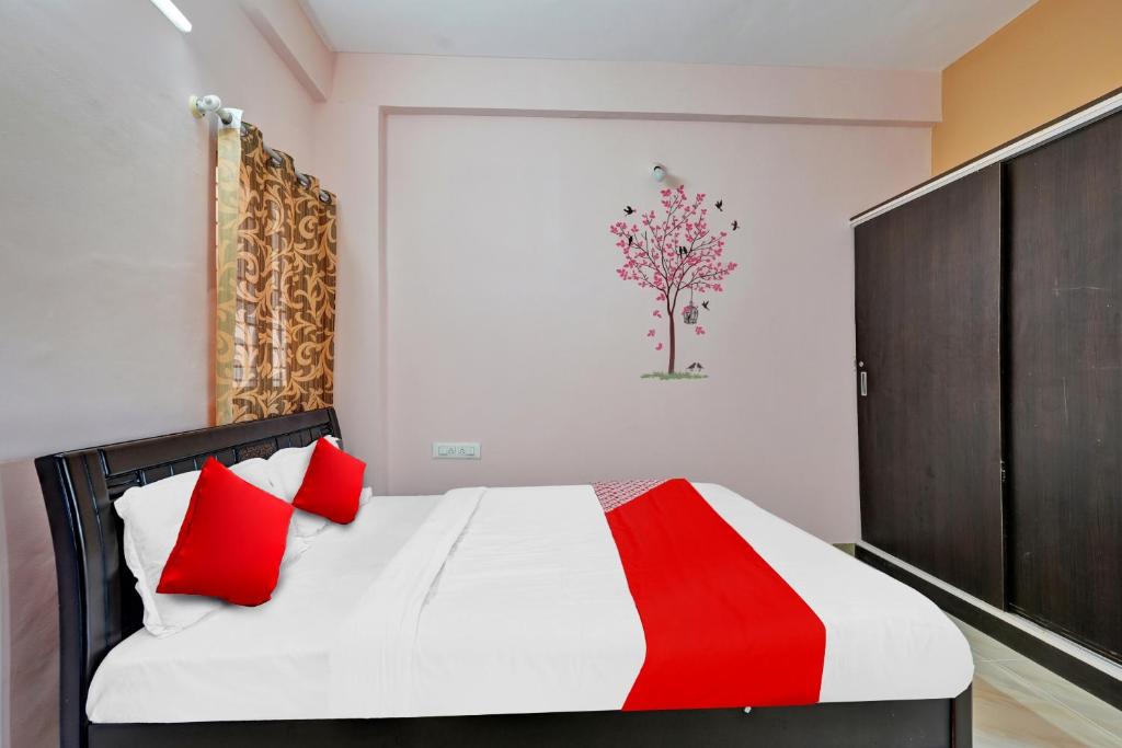 En eller flere senge i et værelse på SPOT ON Sanjay Lodge