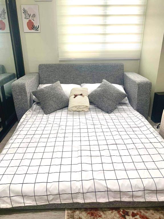 Un ou plusieurs lits dans un hébergement de l'établissement 2 BEDROOM CONDO close to SM Tungko BULACAN ideal for Family Queen bed on Bedroom 1 accessible to Bedroom 2 with sliding doors Free Wifi & Netflix to watch in a comfy sofa & twin bed Access to SWIMMING POOL entry is very affordable and kids get for free