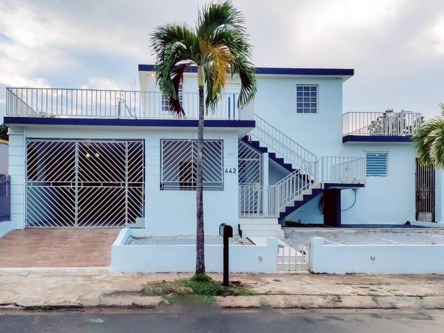 una palmera frente a una casa blanca en Entire Vacation Home in San Juan - Fits 13, en San Juan