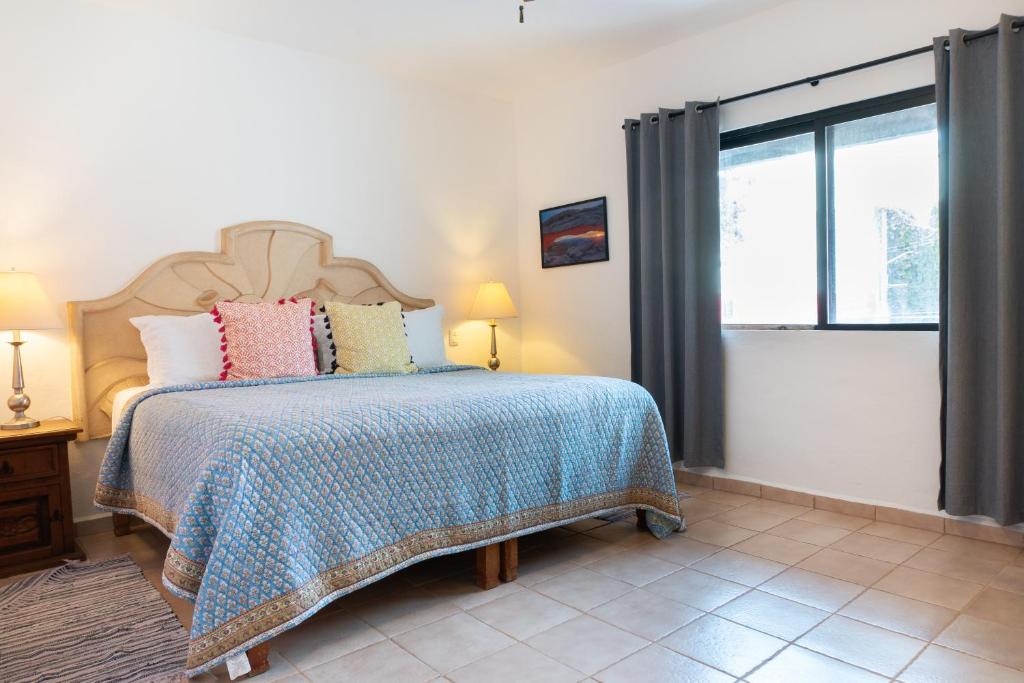 1 dormitorio con cama y ventana en Hacienda San Jose Condo by BVR, en Playa del Carmen