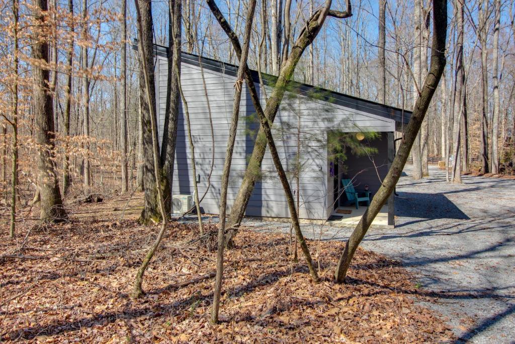 une maison dans les bois avec des arbres dans l'établissement Mod Tennessee Cabin 2 Mi to Cummins Falls!, à Cookeville
