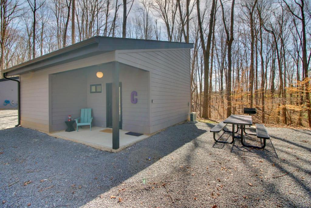 Tennessee Mountain Cabin with Grill and Fire Pit!, Cookeville (updated