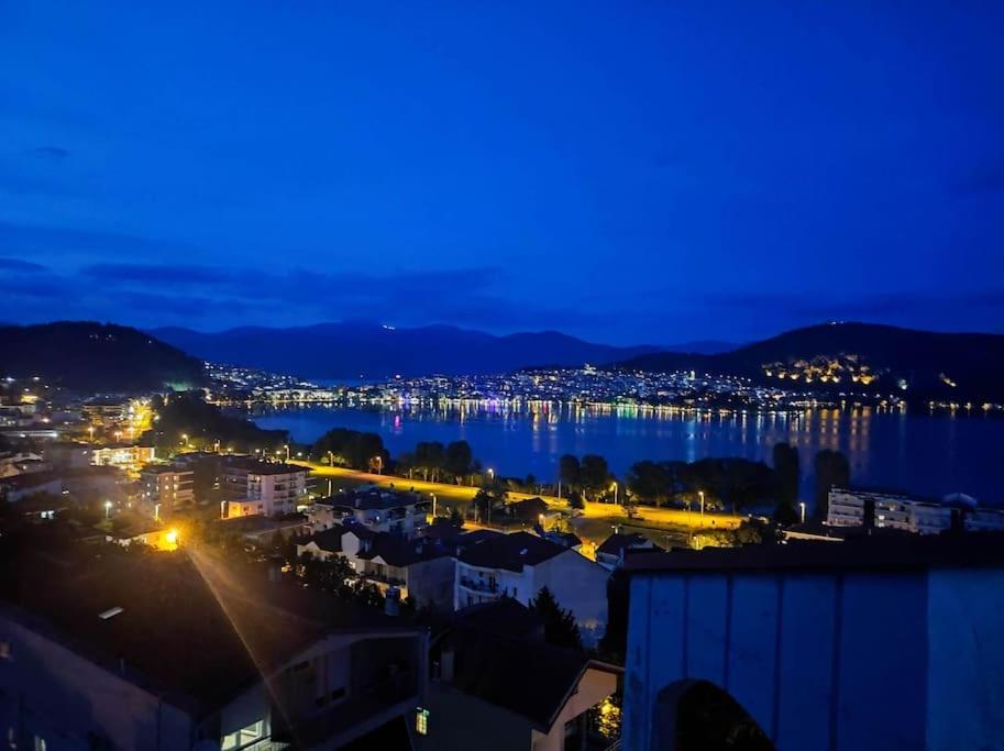 - une vue sur la ville la nuit avec l'eau dans l'établissement tania's view, à Kastoria