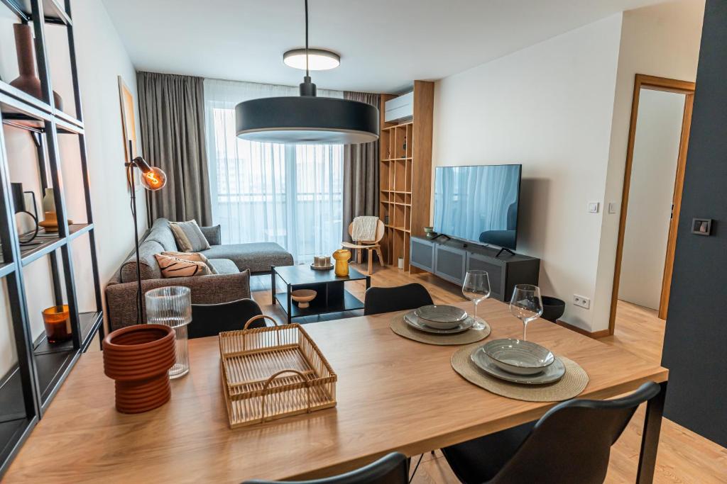 ein Esszimmer und ein Wohnzimmer mit einem Tisch und Stühlen in der Unterkunft Luxury city center apartment - parking included in Košice
