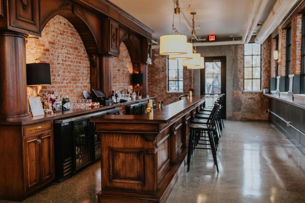 HATCHERY HOTEL & EVENT CENTER - Deluxe King Suite