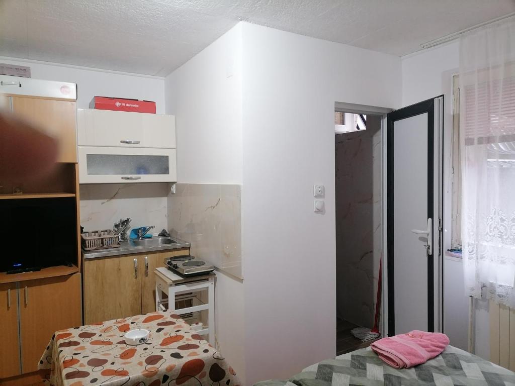 Habitación pequeña con cocina y cama. en Trojan i Slobodanka en Ribarska Banja
