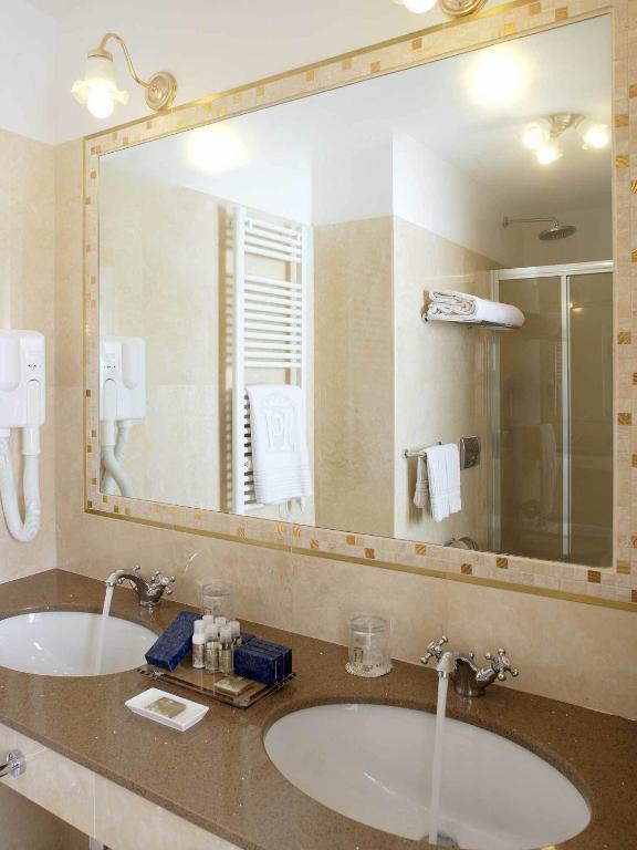 A bathroom at Giotto Hotel & Spa