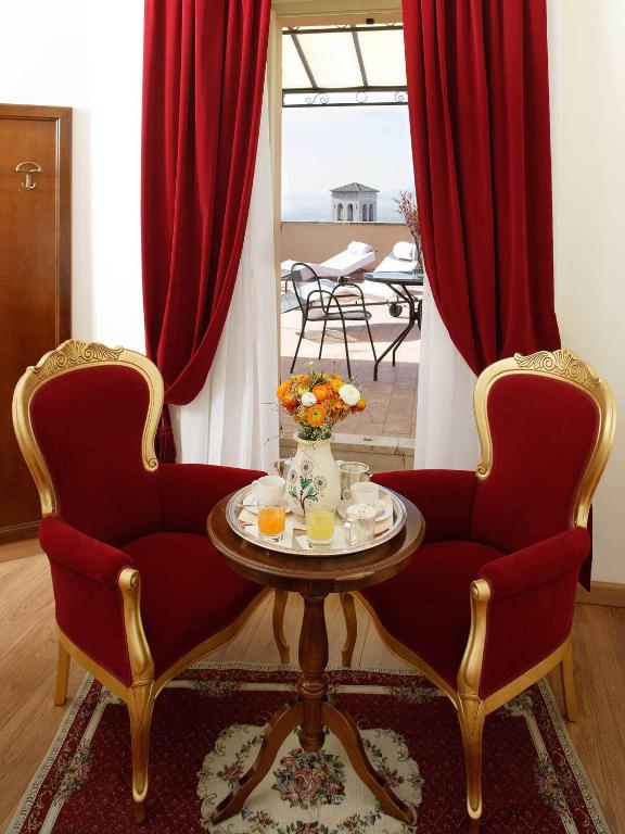 A seating area at Giotto Hotel & Spa