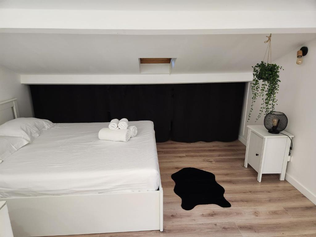 - une chambre avec un lit blanc et 2 serviettes dans l'établissement Lou Ronsard, à Bouc-Bel-Air