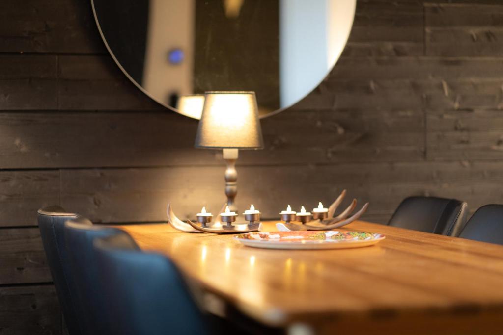 希爾卡的住宿－Levi Cranberry，一张桌子,上面有台灯和一盘食物