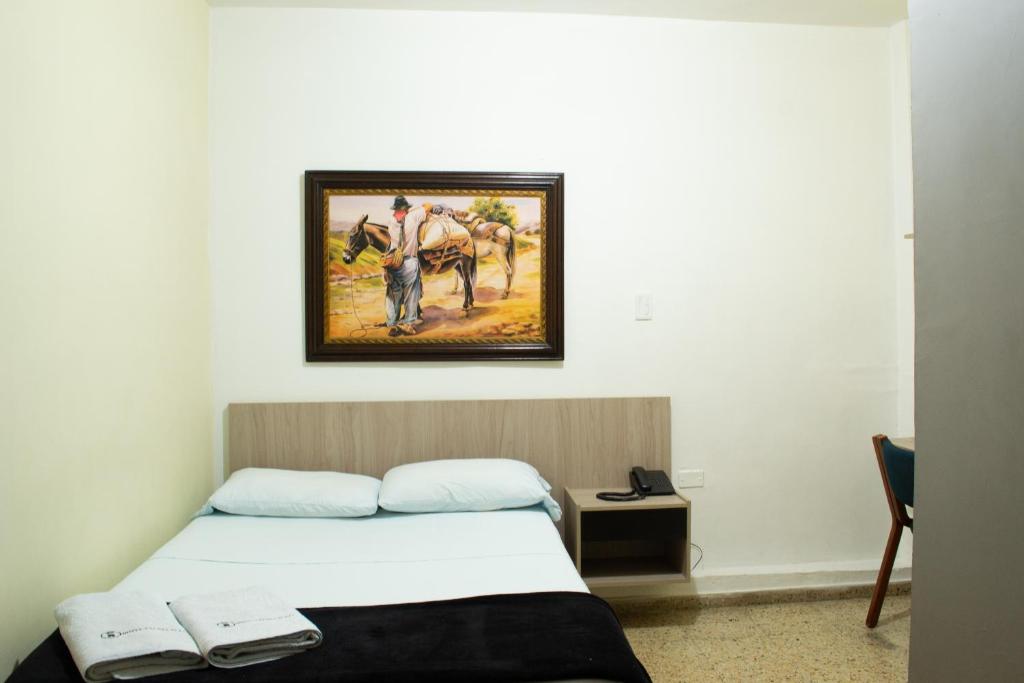 Postel nebo postele na pokoji v ubytování Hotel Caldas Plaza