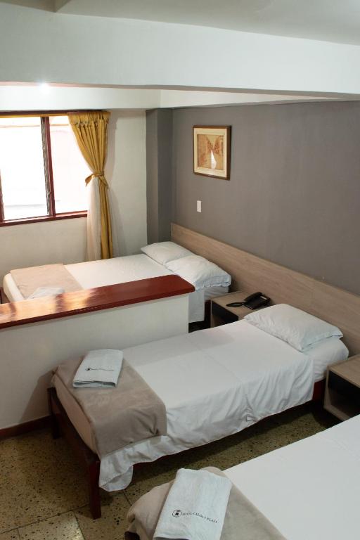 Postel nebo postele na pokoji v ubytování Hotel Caldas Plaza