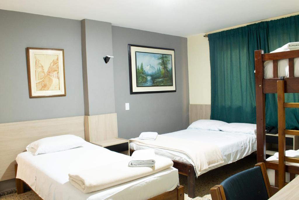 Postel nebo postele na pokoji v ubytování Hotel Caldas Plaza