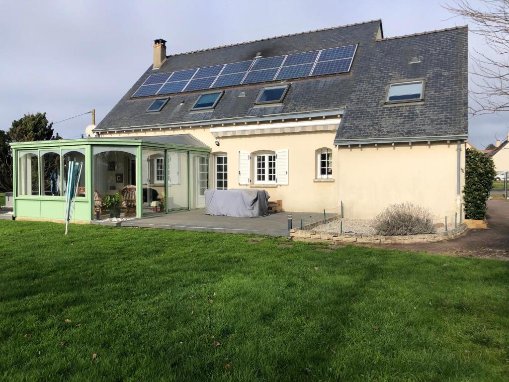 una casa con paneles solares en el techo en Le Moulin de montinault, en Mulsanne