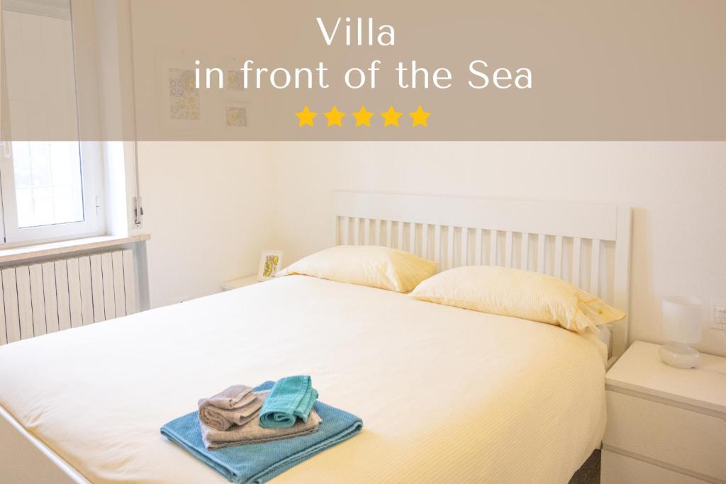 una camera da letto con un letto e un vassoio con asciugamani di Casa Annalisa - Fronte Mare a Pescara