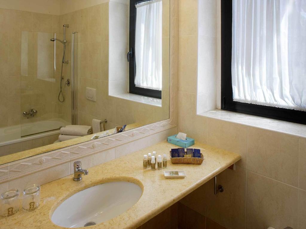 A bathroom at Giotto Hotel & Spa