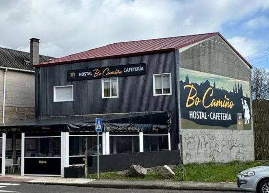 un edificio con un cartel en el costado en Hostal Bo Camiño, en Porriño