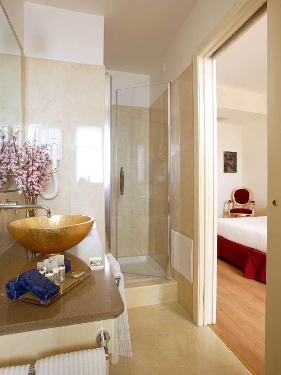 A bathroom at Giotto Hotel & Spa