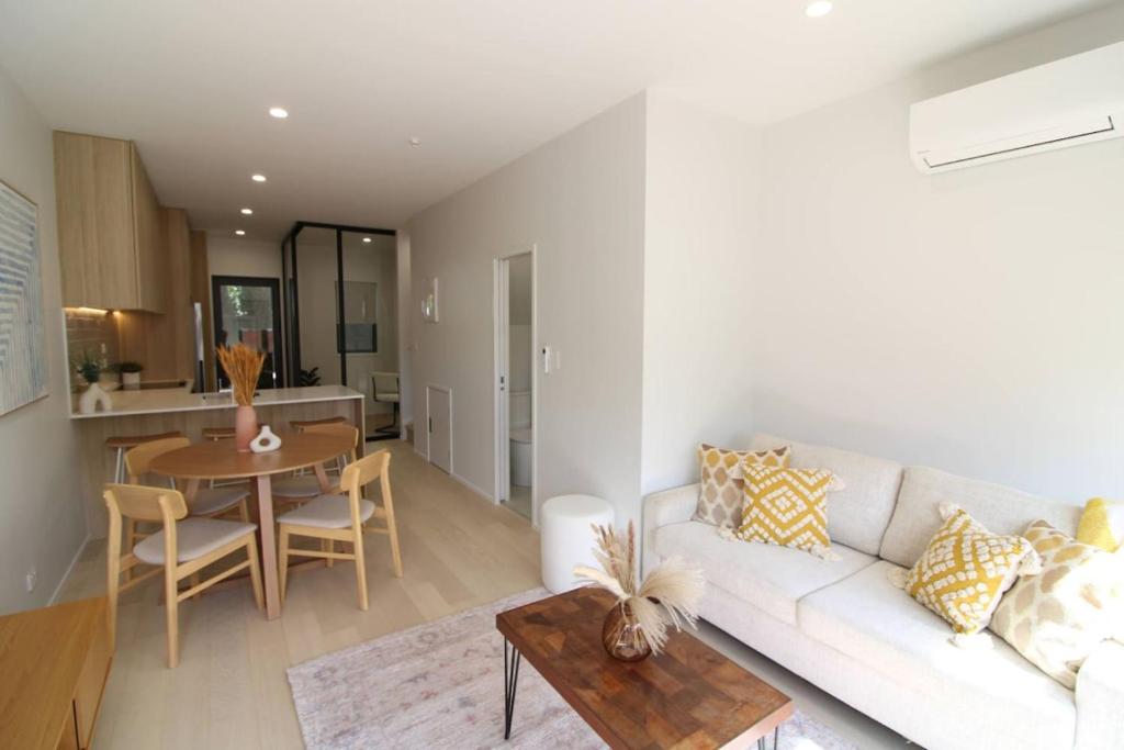 Modern Mt Albert Townhouse, Auckland (updated prices 2024)