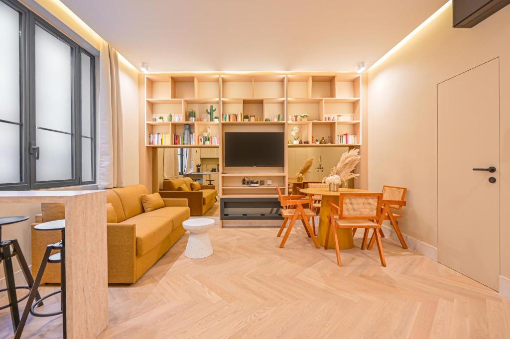 a living room with a couch and a table at Appartement Quartier Latin in Paris