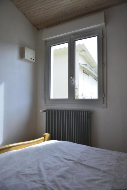 a bedroom with a bed and a window at Le Cottage de la Baie - vue mer en Baie de Somme in Woignarue