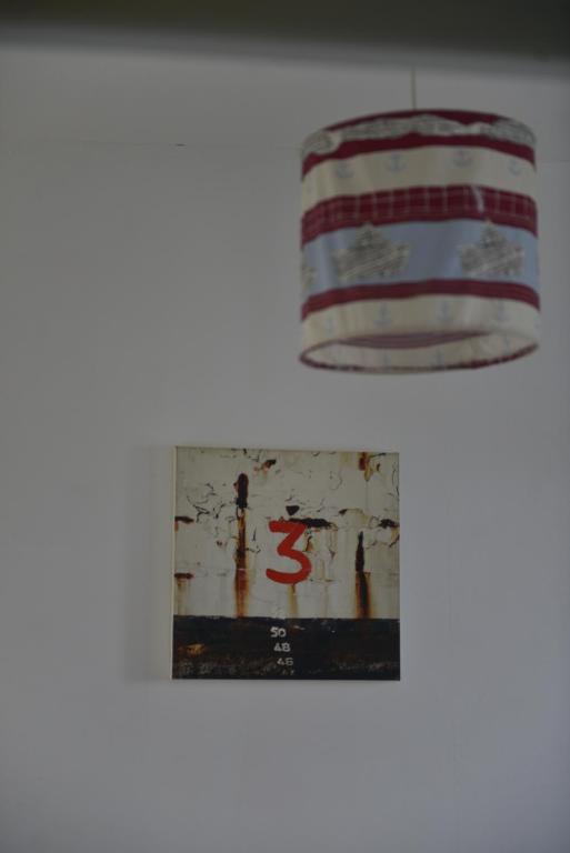 a picture of the american flag and a chandelier at Le Cottage de la Baie - vue mer en Baie de Somme in Woignarue