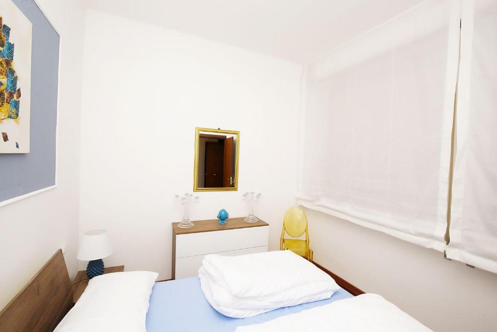 Un dormitorio con dos camas y una ventana. en Isonzo Home, en Cosenza