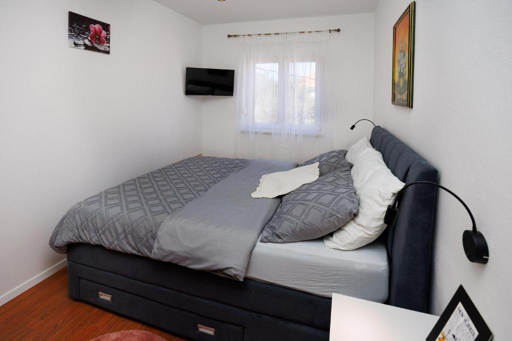 Łóżko lub łóżka w pokoju w obiekcie Apartment Nikoleto