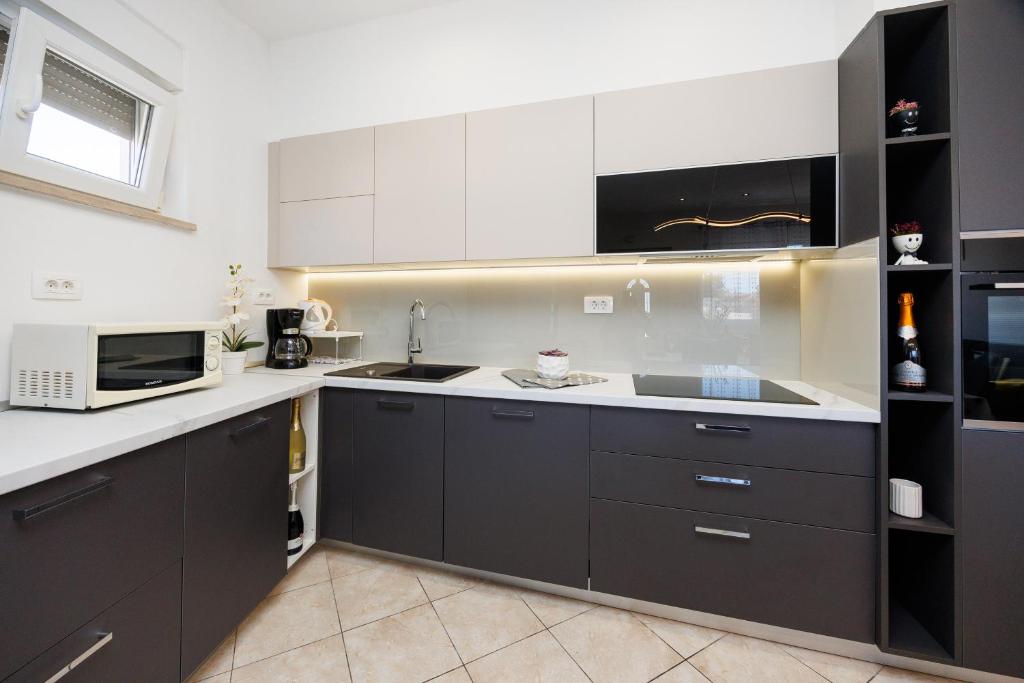 Kuchnia lub aneks kuchenny w obiekcie Apartment Nikoleto