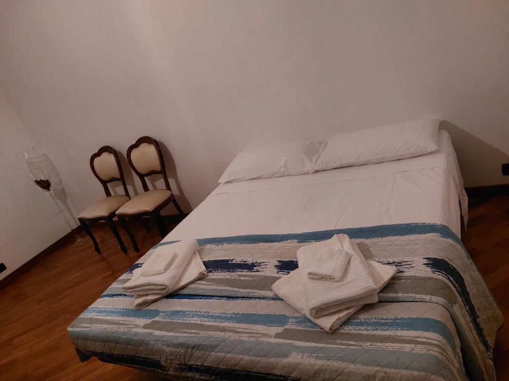 a bed with two towels on it in a room at Stanza matrimoniale!via Tiburtina 150,scala C, interno5 in Rome