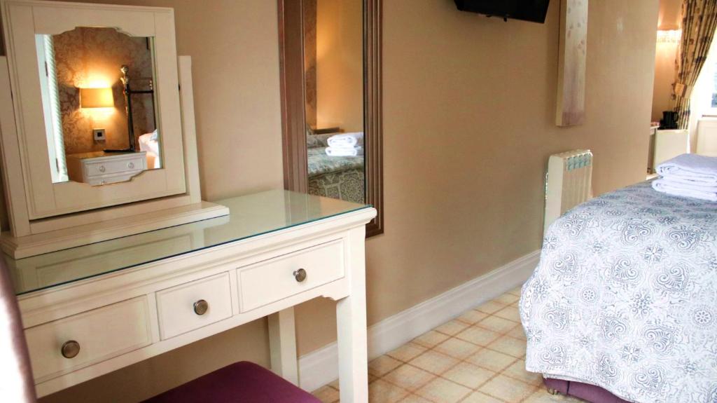 Postel nebo postele na pokoji v ubytování Bowness Bay Suites