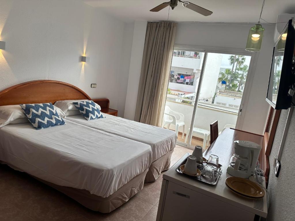 Postel nebo postele na pokoji v ubytování Hostal de la Caravel-la