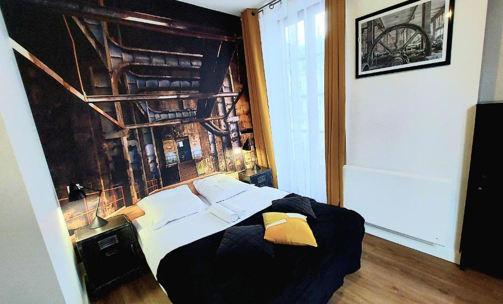 a bedroom with a bed in a room at Hyper centre de Grenoble, esprit industriel - fibre in Grenoble