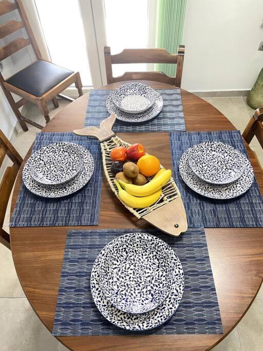 una mesa de madera con platos de fruta. en Paradise in Paradise en Chios